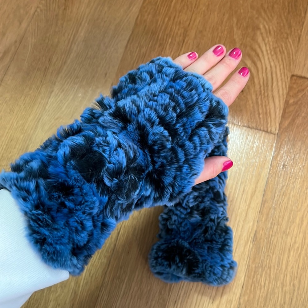 Faux fur fingerless gloves